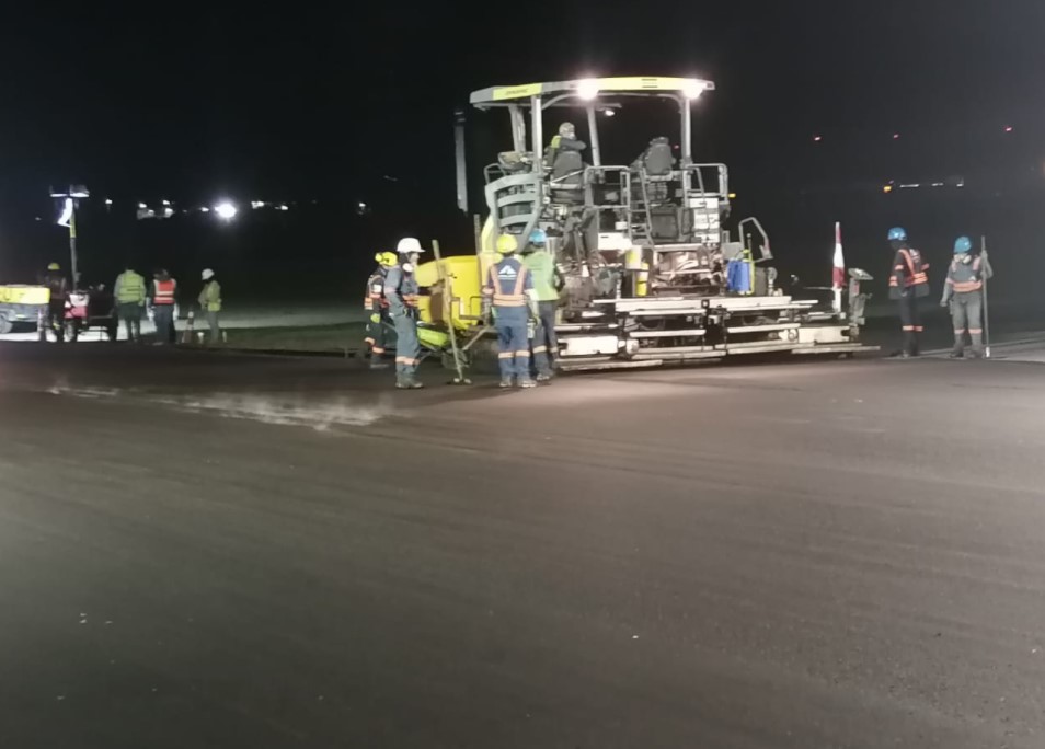 Realizar el mantenimiento de la carpeta asfáltica, incluye fresado y parcheo, fabricación, suministro, transporte, extendido y compactación de mezcla densa en caliente de acuerdo con el tipo y características técnicas suministradas por el contratante, para la pista del aeropuerto internacional Palonegro a precios unitarios fijos sin formula de reajuste.